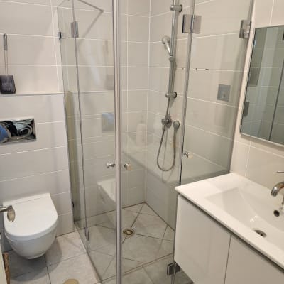 מקלחון זכוכית עם ראש מקלחת מתכוונן