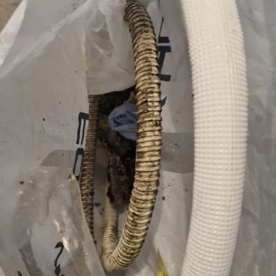 צינורות לבנים בתוך שקית, קשור למיזוג אוויר