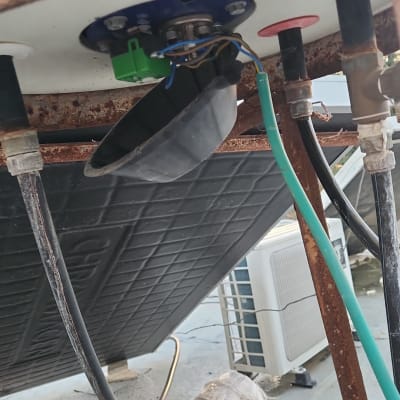 חלקים תחתונים של דוד שמש עם צינורות וחיבורים