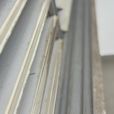 תריסים מלוכלכים לפני ניקוי