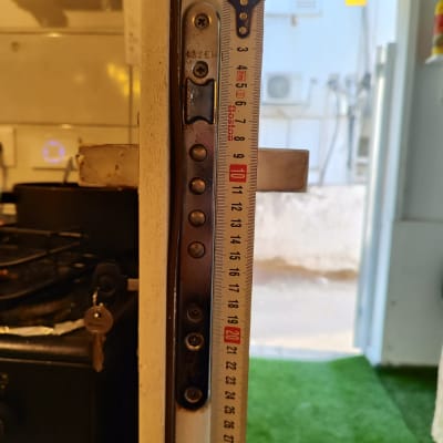 מדידת דלת עם סרט מדידה ובריח מתכת