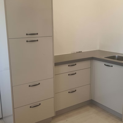 שיש אפור במטבח עם כיור מובנה