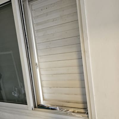 תריס חלון עם כלי עבודה בתחתית