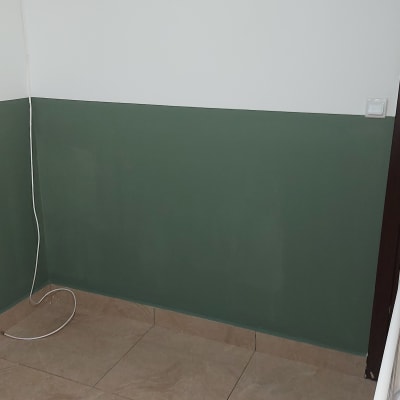 קיר צבוע בחלקו התחתון בירוק כהה