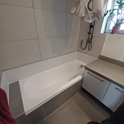 אמבטיה חדשה עם אריחים אפורים ושיש בהיר