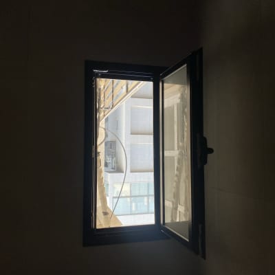 חלון אלומיניום פתוח עם נוף חיצוני