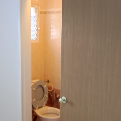 דלת הזזה פתוחה, שירותים עם מושב פתוח