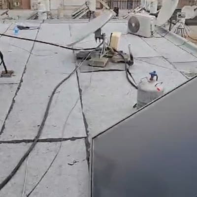 גג עם יריעות איטום, צינורות ומיכל גז