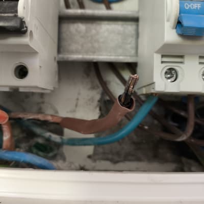 חוטי חשמל ולוח חשמל עם מפסק