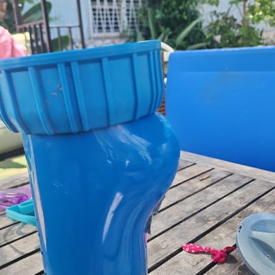 חלקי צנרת פלסטיק כחולים על שולחן עץ