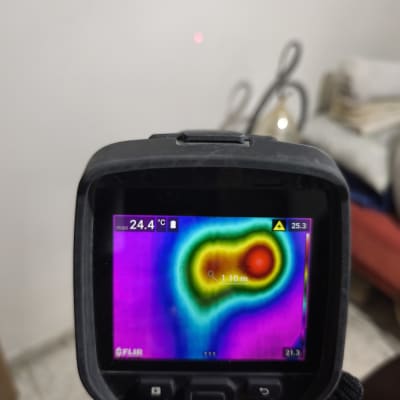 מצלמה תרמית מציגה חום על קיר