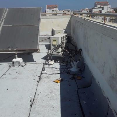 איטום גג עם יריעות ביטומניות וסדקים אטומים