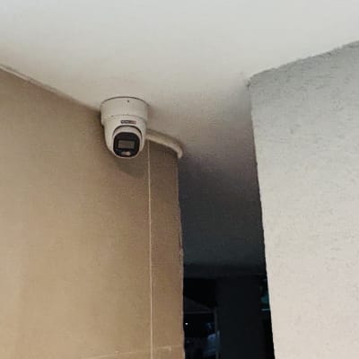 מצלמת אבטחה מותקנת על תקרה בפינת קיר