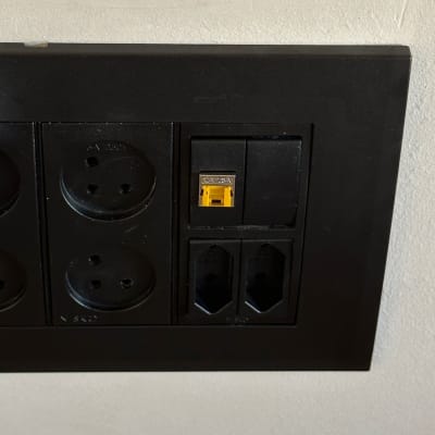 שקעי חשמל ותקשורת על קיר