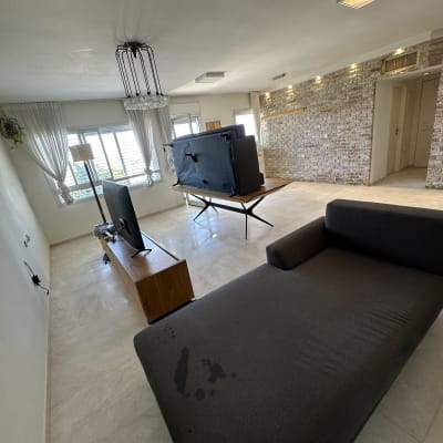 ספה עם כתם על הרצפה בחדר מגורים