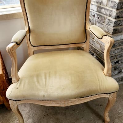 כיסא מרופד עם מסגרת עץ מגולפת