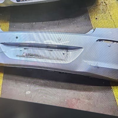 פגוש אחורי של רכב מונח על הקרקע