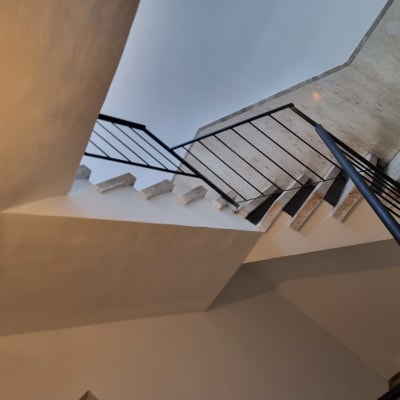 מדרגות עם מעקה מתכת ועבודת טיח