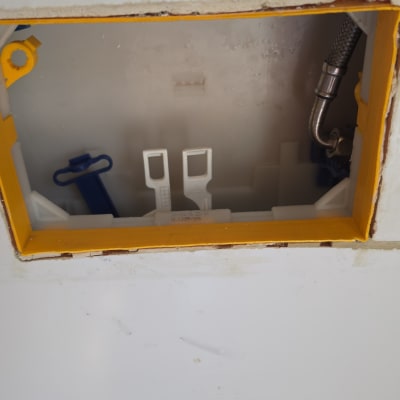תמונה של חור בקיר עם צינור מתכת