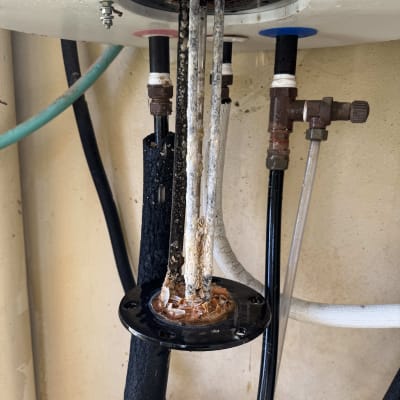 חלקים פנימיים של דוד שמש עם צינורות וחיבורים