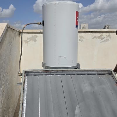 דוד שמש על גג עם שמיים כחולים