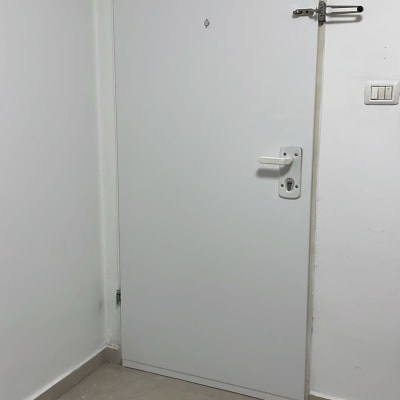 דלת לבנה עם ידית ומנעול