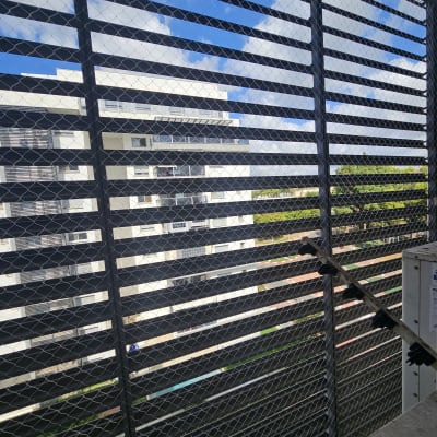 רשת מתכת על חלון למניעת כניסת יונים