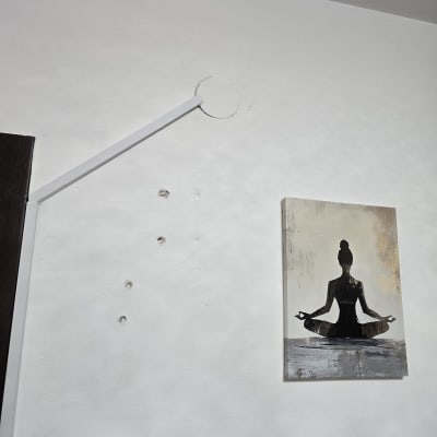 שקעי חשמל על קיר לבן