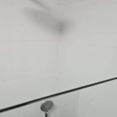 מקלחת עם ראש מקלחת וכיור