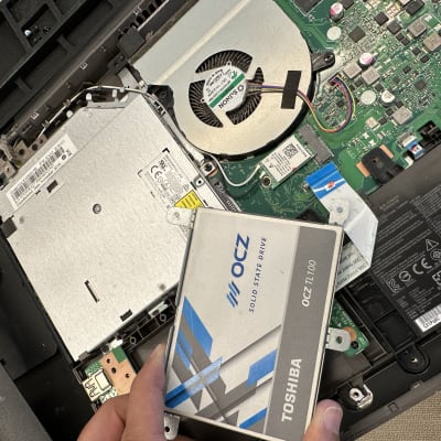 התקנת כונן SSD במחשב נייד פתוח