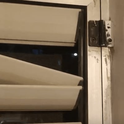 תריסים לבנים עם מסגרת מתכת