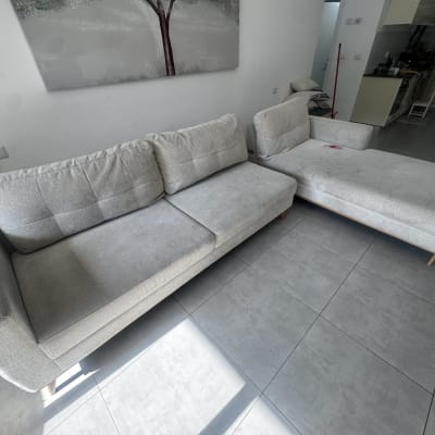 ספה אפורה עם כתם קטן בחדר מגורים