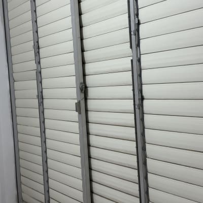 תריסים לבנים עם מסגרת מתכת