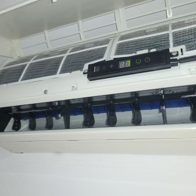 מזגן פתוח עם מסנן ותצוגה דיגיטלית