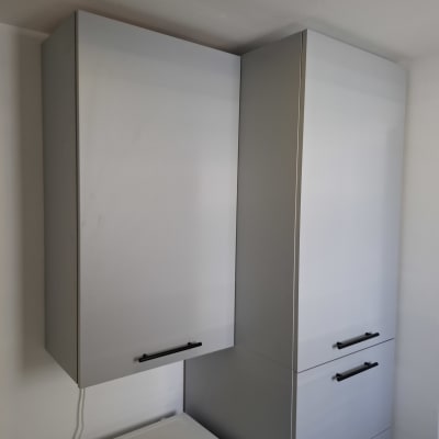 ארונות מטבח עם ידיות שחורות