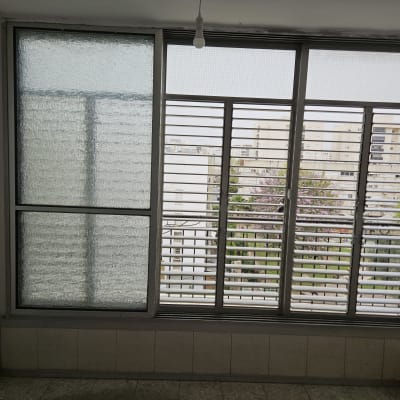 תריסים אופקיים על חלון זכוכית גדול