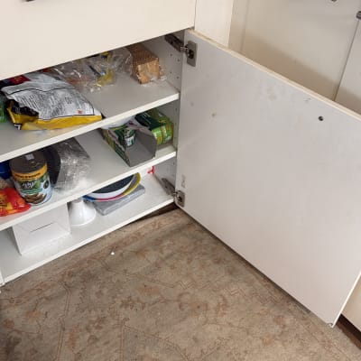 ארון מטבח פתוח עם מדפים ומוצרים