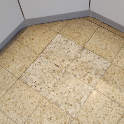 רצפת אריחים עם תיקון אריחים חדש