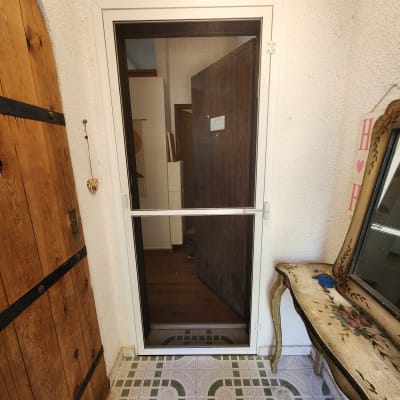 דלת אלומיניום עם מסגרת לבנה