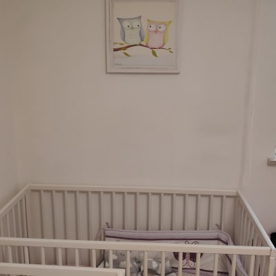 תמונה של עריסה עם מצעים ורודים