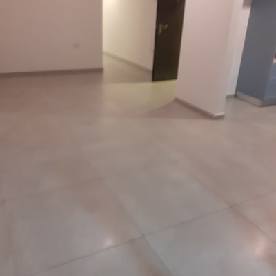 רצפה נקייה ומבריקה בחדר ריק