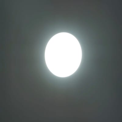 נורה עגולה דולקת על רקע כהה