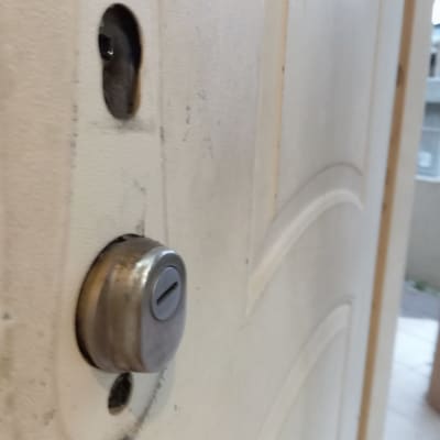 מנעול דלת מתכת מותקן על דלת עץ