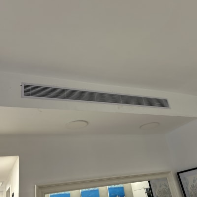 פתח מיזוג אוויר בתקרה לבנה