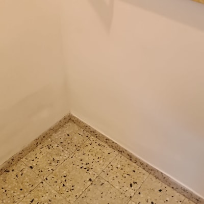 קיר עם חלון סורג ותיקון צבע בפינה