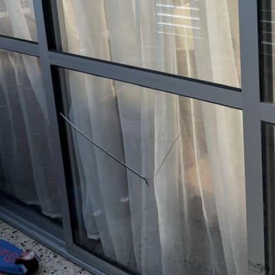 חלון זכוכית עם סדק גדול במרכזו