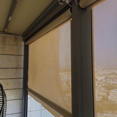 תריסים חיצוניים במרפסת עם נוף עירוני