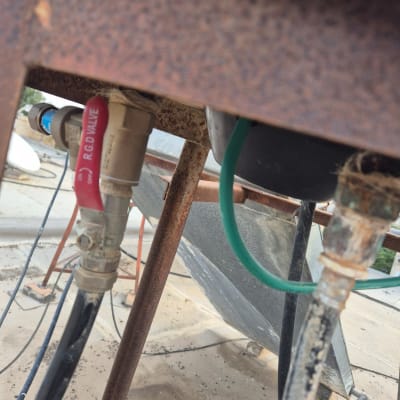 שסתום מים עם צינורות חשמל על גג