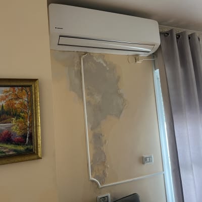 נזילה בקיר מתחת למזגן