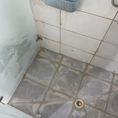 רצפת מקלחת עם רובה טרייה וניקוז